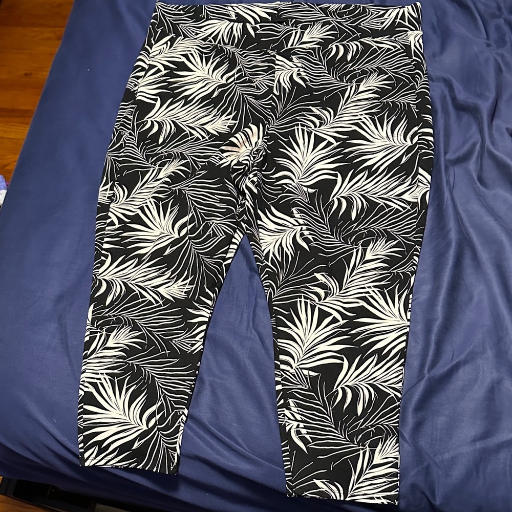 Torrid Black and White Leaf Print Joggers